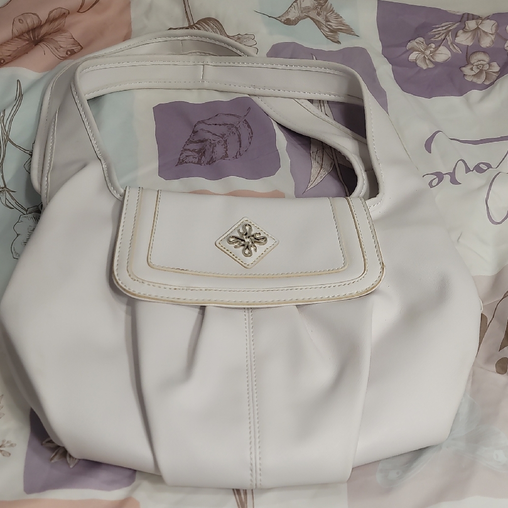 Vera Wang White Shoulder Bag with Structured Elegance